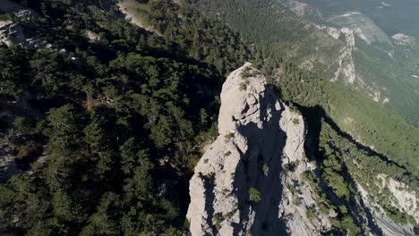 vista aérea de un paisaje montañoso con un pico rocoso