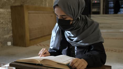 Leyendo-El-Corán-En-La-Mezquita