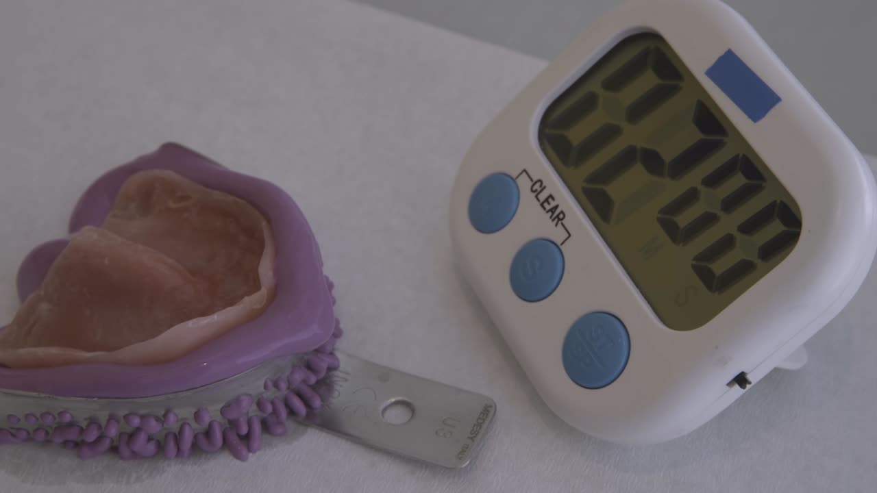 Primo piano di portaimpronte dentale e timer