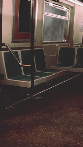 interior vacío del vagón del metro