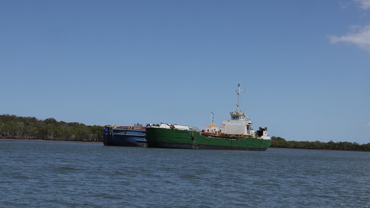 견인 보트 가 강 에서 큰 배 를 운행 하고 있다