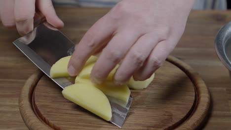 primer plano de las patatas cortadas. sin rostro