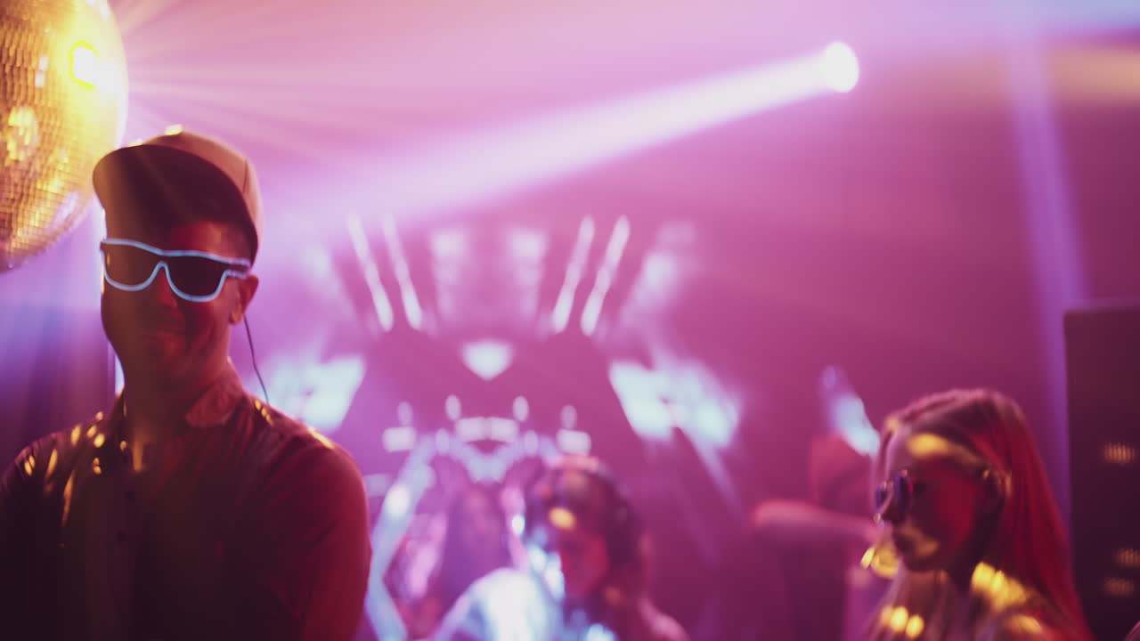 la escena de la fiesta en el club nocturno