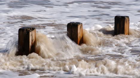 Wellen-Schlagen-Gegen-Buhnen-Am-Strand-Von-Skegness,-Mittlere-Aufnahme