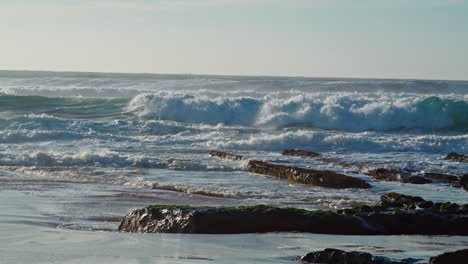 Agua-Espumosa-Del-Océano-Rodando-Hacia-La-Costa-Rocosa.-Energía-De-La-Naturaleza-Extrema.