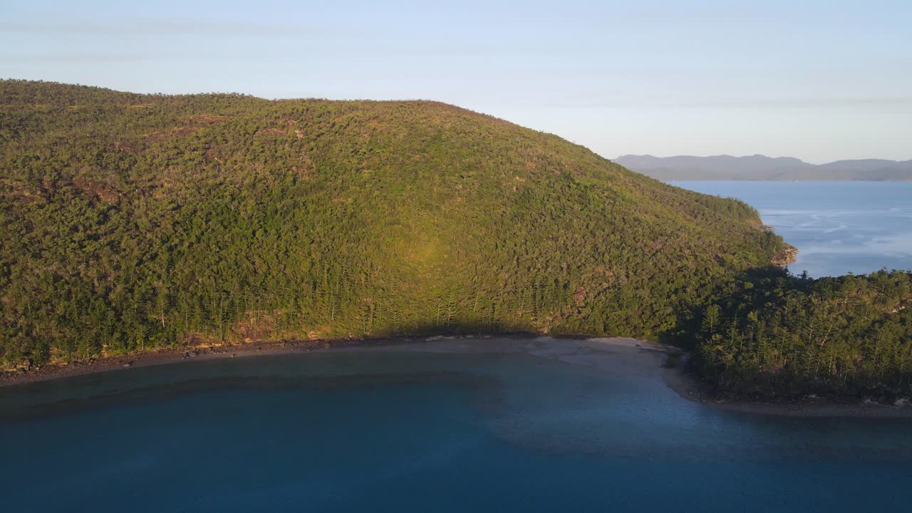 escénica ensenada de nara similar a un fiordo en hook island, islas whitsunday, queensland, australia