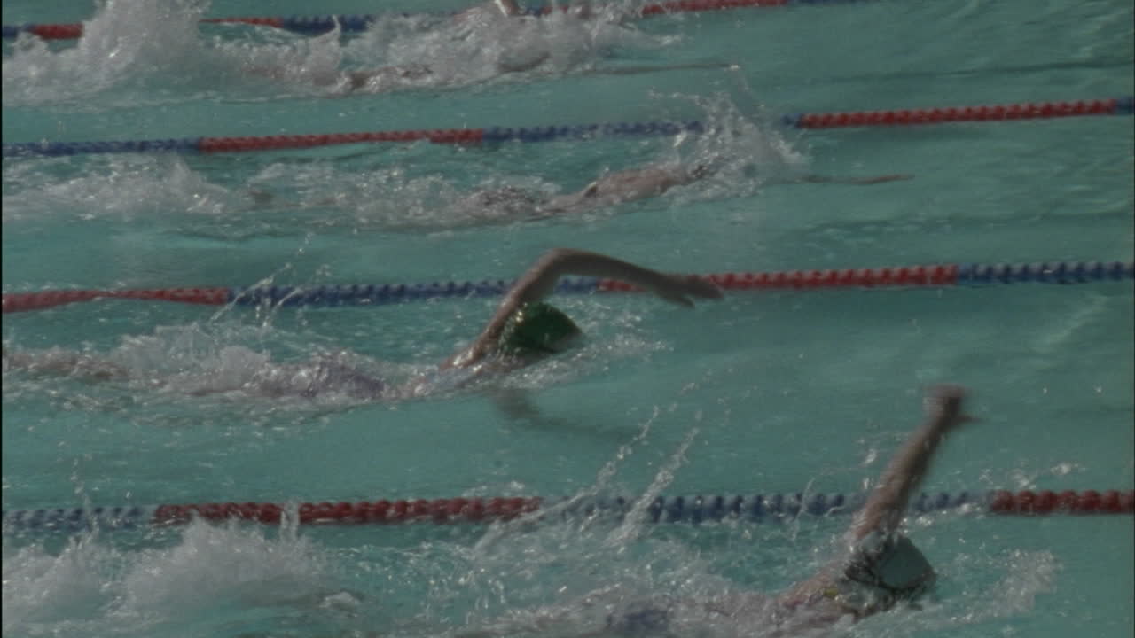 mujeres nadan en una piscina en una competencia