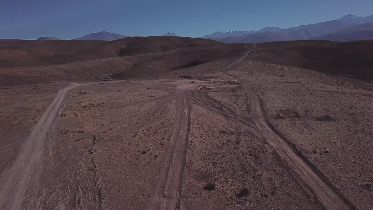 칠레 북부, 남아메리카의 건조한 풍경과 함께 아타카마 사막의 먼지로 가는 자동차