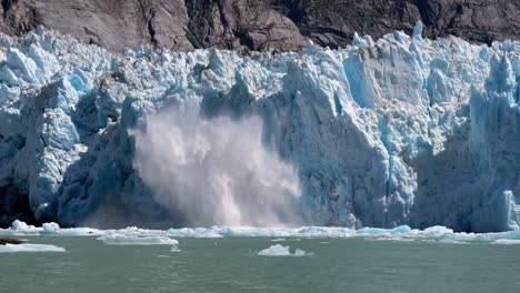 excelente primer plano del glaciar aserrador de alaska partiendo y salpicando en el agua