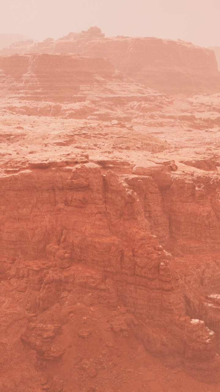 un cañón del desierto rojo con una atmósfera de niebla