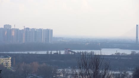 키예프, 우크라이나 - 2021년 1월 11일 위험한 대기 오염, 도시