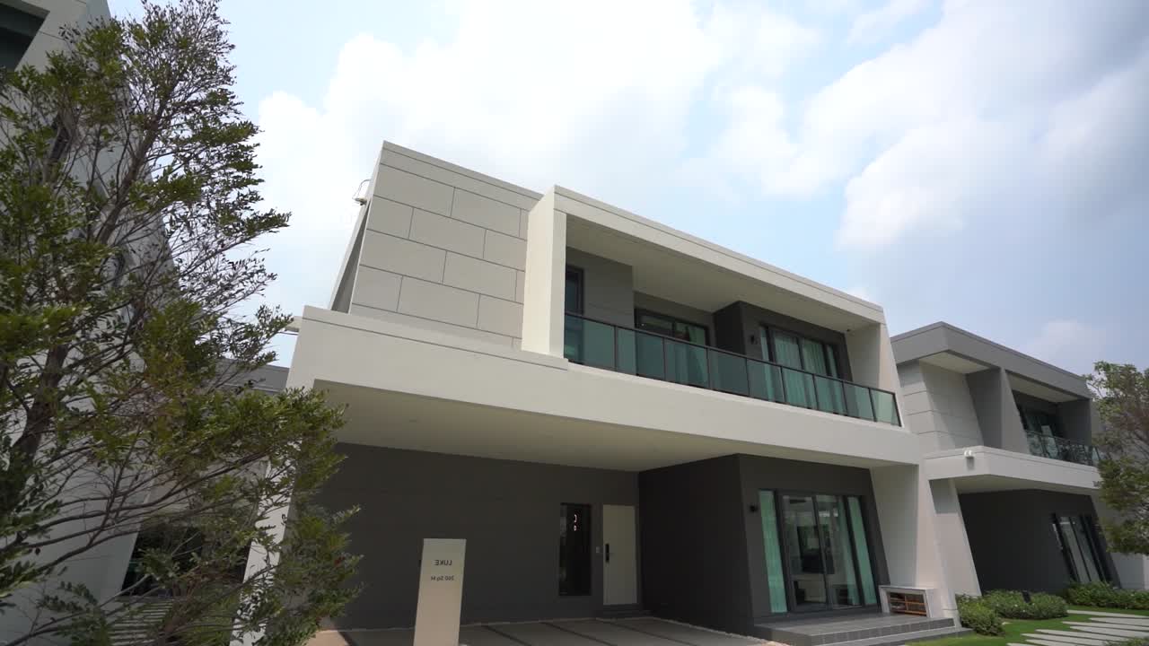 diseño exterior de casa de lujo moderno y elegante, luz del día