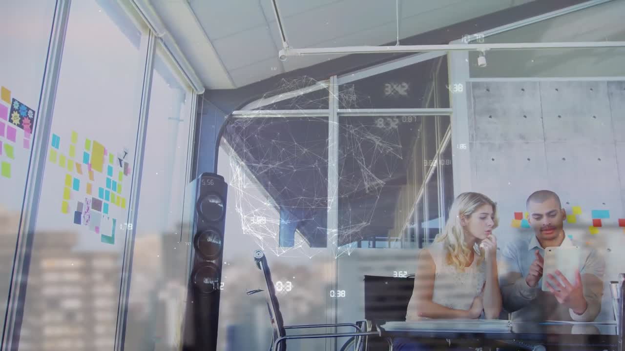анимация цифрового интерфейса данных над двумя кавказскими бизнесменами