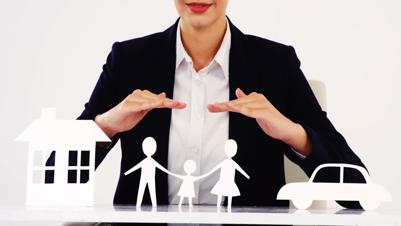 mujer de negocios con papel cortado de una familia