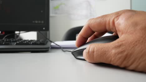 Una-Mano-De-Hombre-Usando-Un-Mouse-De-Computadora-Negro