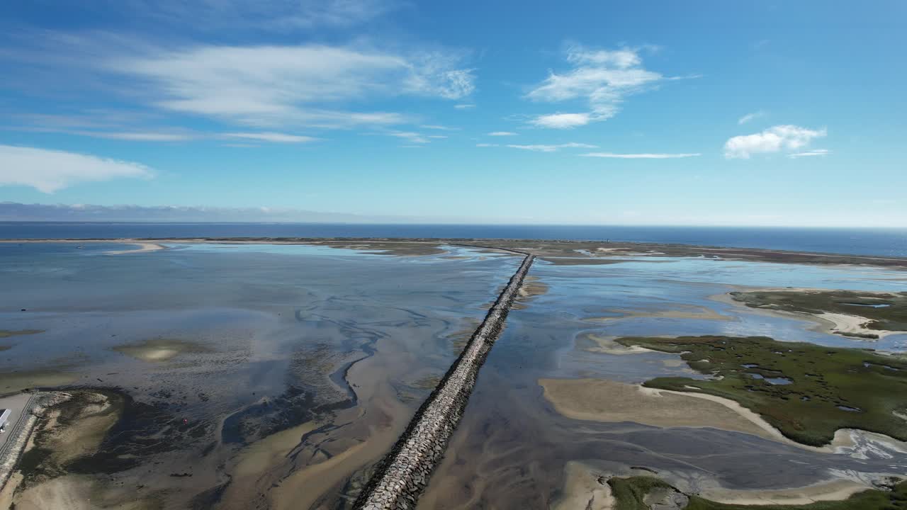 una vista aérea soleada de la calzada de provincetown en massachusetts