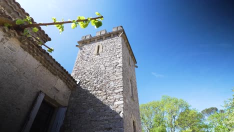 Disparo-Inclinado-Lento-Que-Revela-Una-Torre-De-Piedra-Como-Parte-De-Una-Villa-En-Nimes,-Francia.