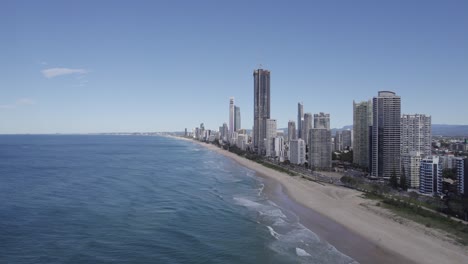 Vista-Aérea-De-La-Explanada-Del-Paraíso-De-Los-Surfistas-Con-Horizontes-Arquitectónicos-En-La-Carretera-De-La-Costa-Dorada,-Queensland,-Australia