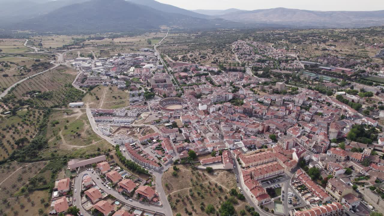 vista aérea del municipio español de san martín de valdeiglesias con vistas a los techos rojos y el paisaje montañoso