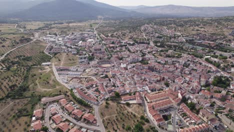 Luftaufnahme-Der-Spanischen-Gemeinde-San-Marti-N-De-Valdeiglesias-Mit-Blick-Auf-Rote-Dächer-Und-Berglandschaft