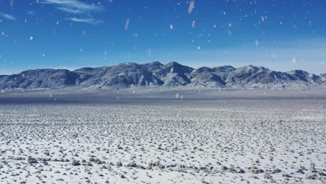 Cordillera-Y-Desierto-De-Invierno-Durante-La-Nevada,-Vista-Aérea-De-Drones