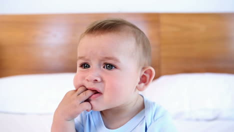 Süßes-Baby,-Das-Auf-Dem-Bett-Sitzt