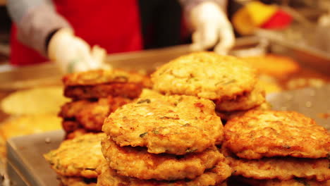 Tortitas-De-Kimchi-Cocinadas-En-El-Mercado-Callejero-De-Seúl,-Corea-Del-Sur