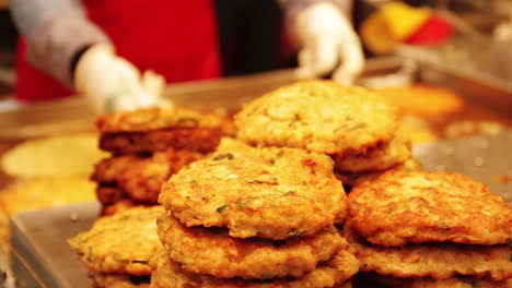 tortitas de kimchi cocinadas en el mercado callejero de seúl, corea del sur