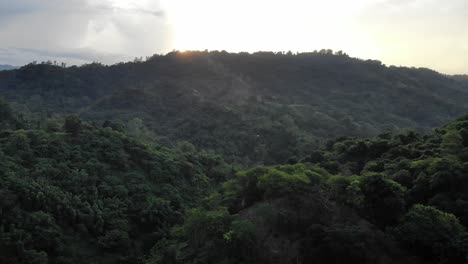 4k-Luftaufnahme-Eines-Morgendlichen-Waldbergs-Auf-Den-Philippinen