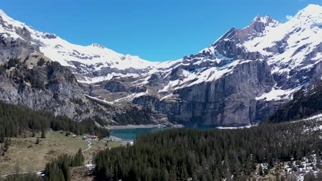 vuelo de drones sobre un hermoso valle glaciar alpino, un lago y un vasto paisaje montañoso