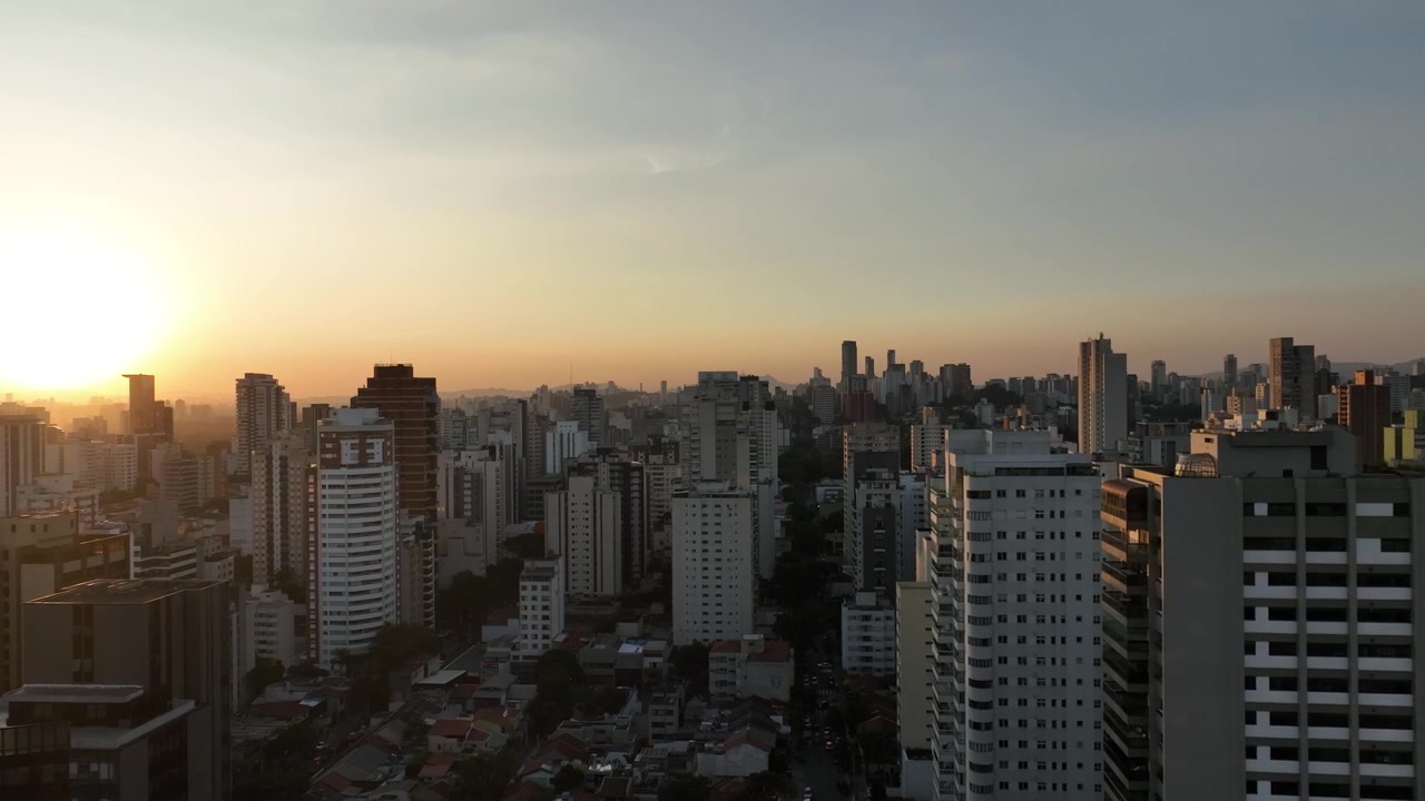 Imagens aéreas cinematográficas de drone de Pinheiros, São Paulo, Brasil ao pôr do sol
