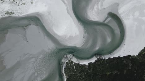 Agua-Y-Arena-En-El-Estuario-De-La-Desembocadura-De-Una-Laguna-Creando-Hermosos-Patrones-Vistos-Desde-Arriba