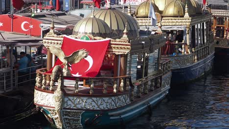 barcos ornamentados atracados en estambul, turquía