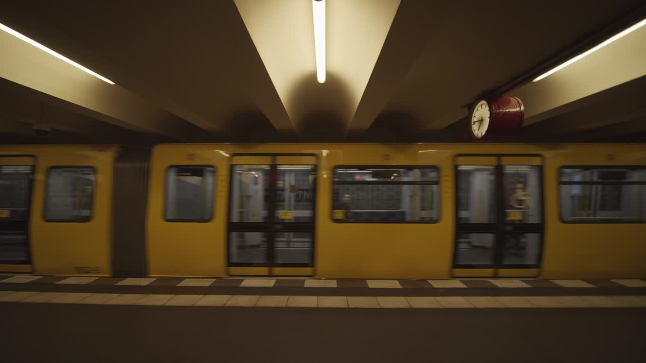 MOVIMENTO RALLENTATO: Metropolitana sotterranea che entra in stazione a Berlino, Germania, senza passeggeri durante la pandemia di COVID-19 (Coronavirus).