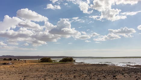 Tornado-Sturmwind-über-Dem-Strand-Am-Seeufer-In-Kenia-An-Einem-Sonnigen-Tag-In-Der-Sommersaison-über-Dem-Lake-Michigan-über-Dem-Foster-Beach-Und-Der-Seeuferfahrt-Auf-Der-Nordseite-Von-Chicago.-Wolken-Bewegen-Sich-Auf-Der-Flachen-Meeresoberfläche