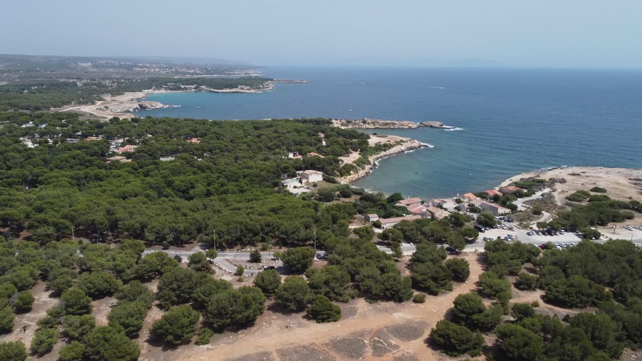 lento clip de avión no tripulado cinematográfico 4k sobre una playa hacia un faro phare de cap couronne y el mediterráneo en la comuna de martigues, francia
