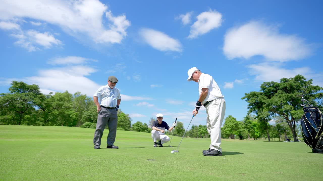 4k 그룹의 아시아인 골퍼들이 컨트리 클럽에서 함께 골프를 하고 있습니다.