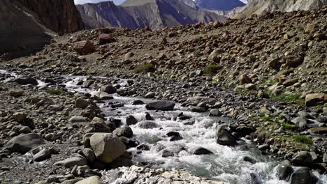 tiro inclinado hacia arriba en la caminata del valle de markha como un río que fluye en el fondo de la montaña kongmaru la con pico nevado