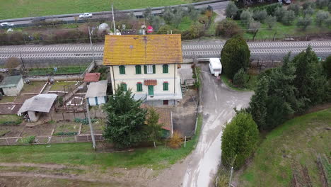 Cantoniera-Haus,-Frescobaldi-Weinberg-Chianti-Weinherstellung-Landschaft-Luftneigung-Nach-Unten-über-Dem-Dach
