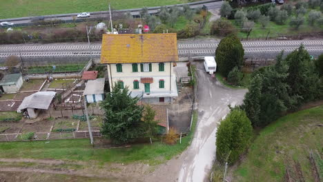 casa cantoniera, frescobaldi viñedo chianti elaboración de vino campo antena inclinada hacia abajo sobre la azotea