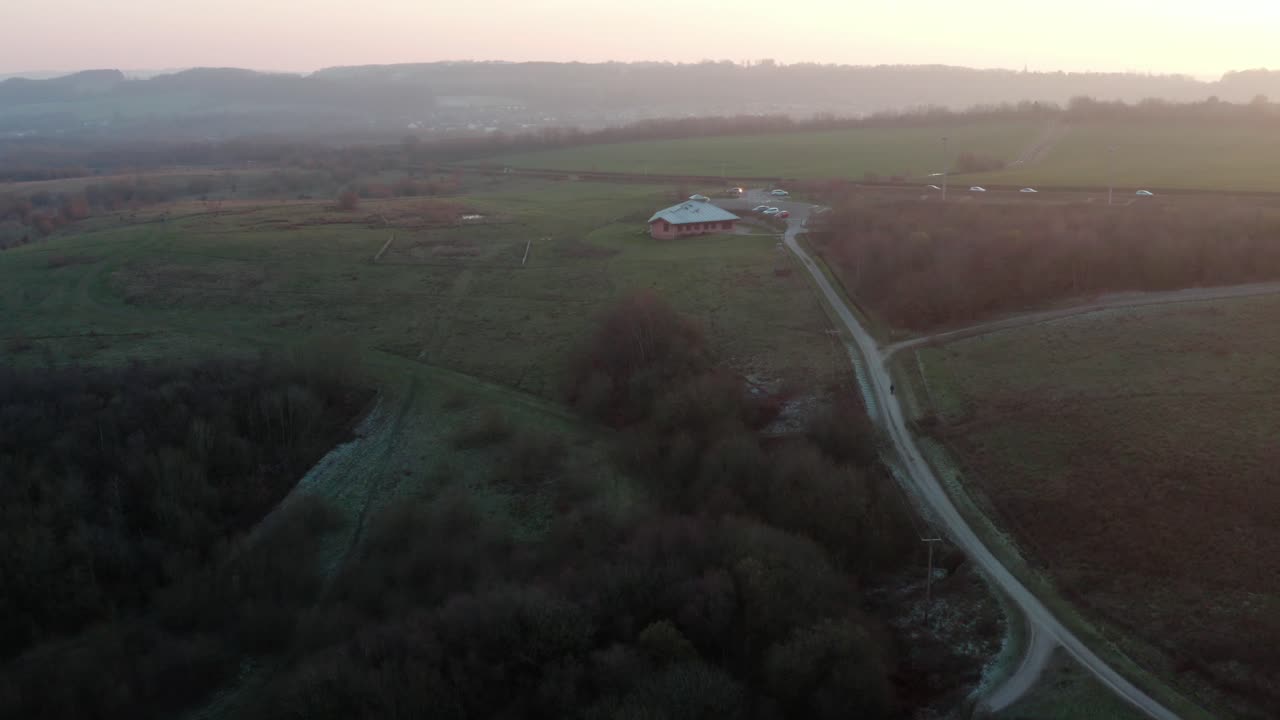 Volo di drone su un'area boschiva.