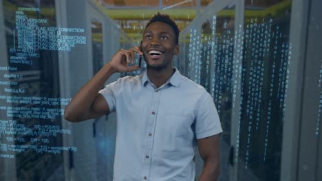hombre negro llamando a su teléfono