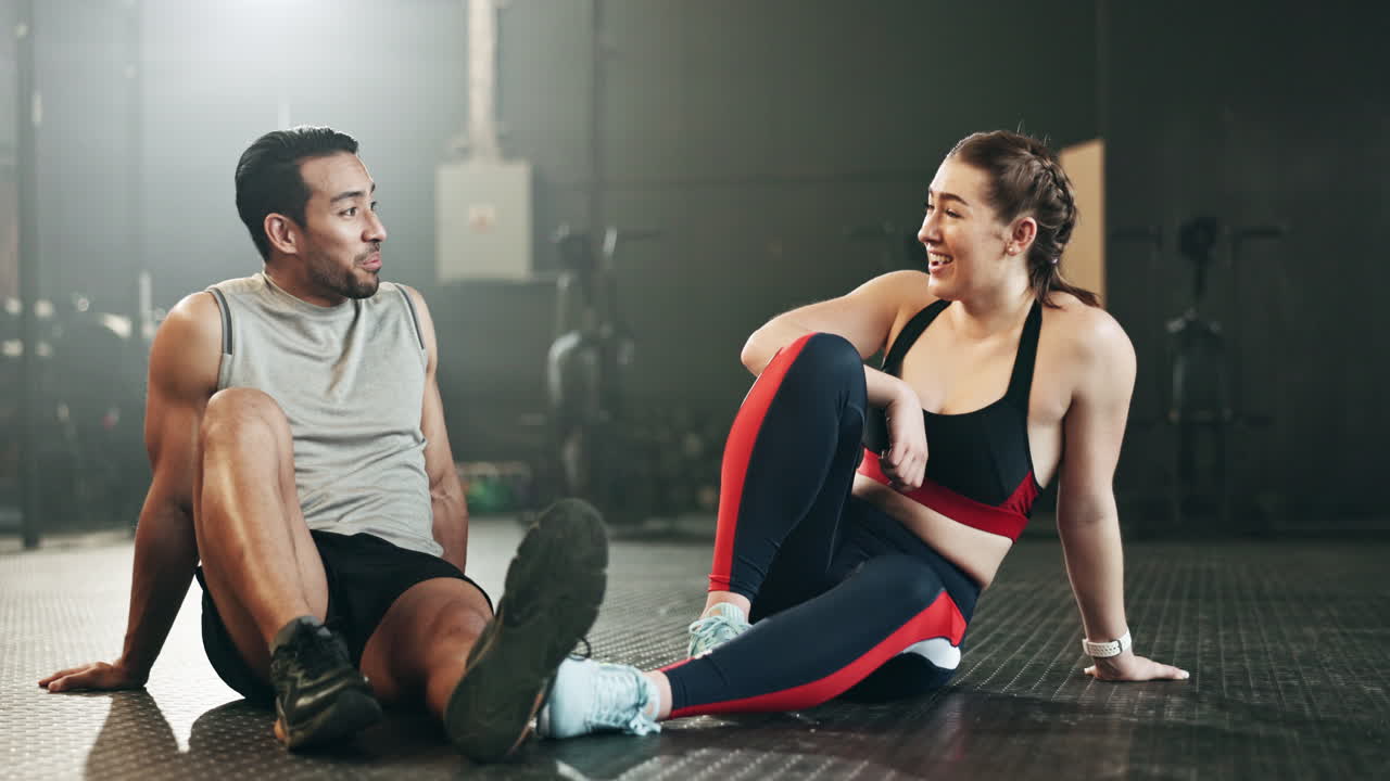 pareja feliz, cinco altos y equipo en el fitness