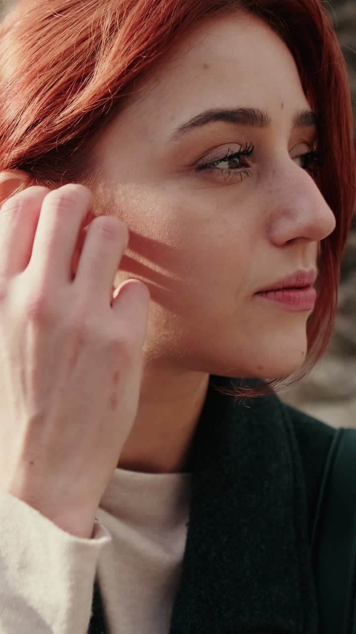 Ritratto di una donna con i capelli rossi che indossa le cuffie