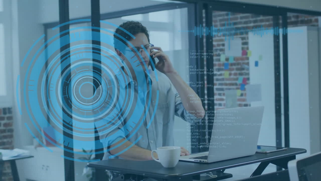 animación del alcance y el procesamiento de datos sobre el empresario caucásico en la oficina