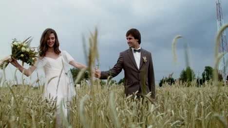 Young-couple-in-a-field