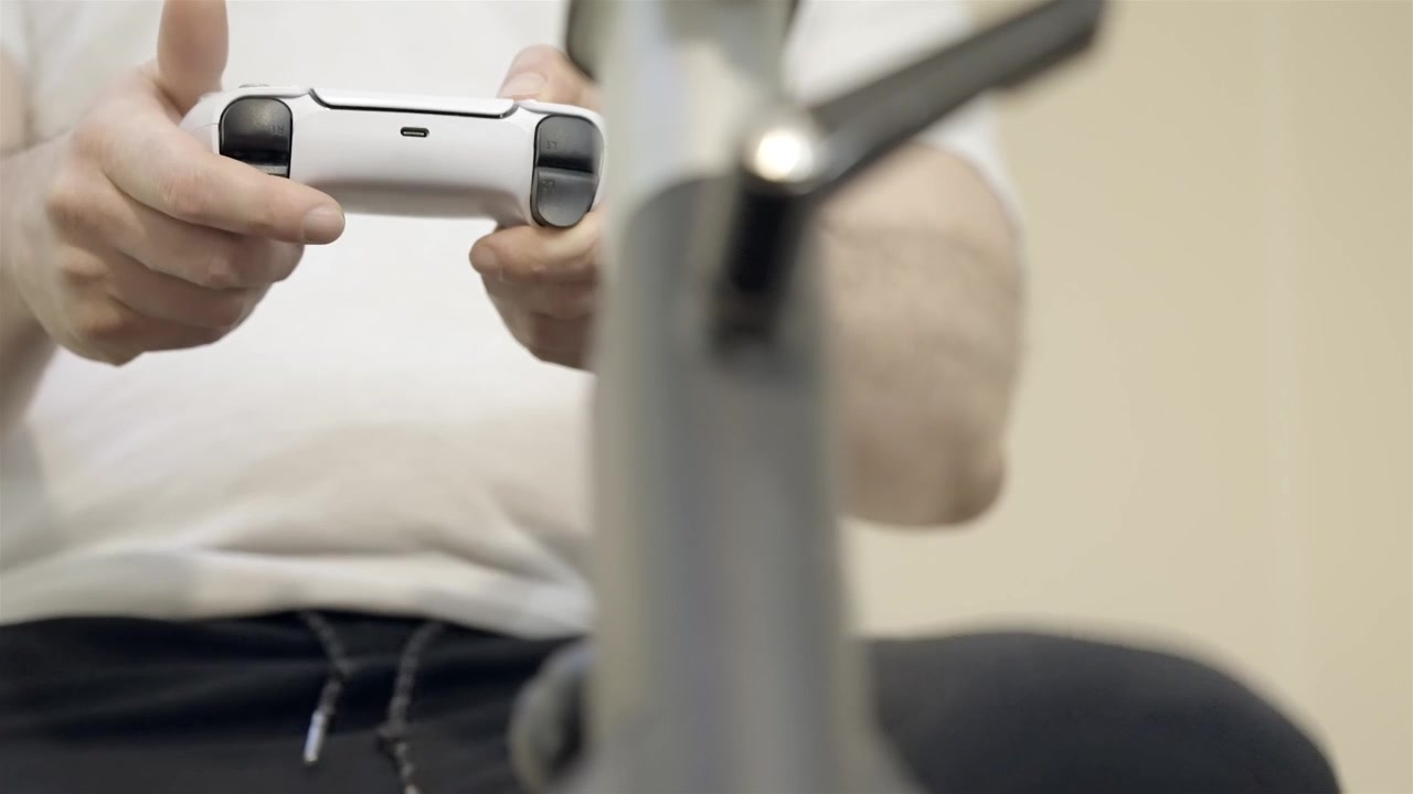 Persona che si gode una sessione di gioco mentre pedala su una cyclette domestica