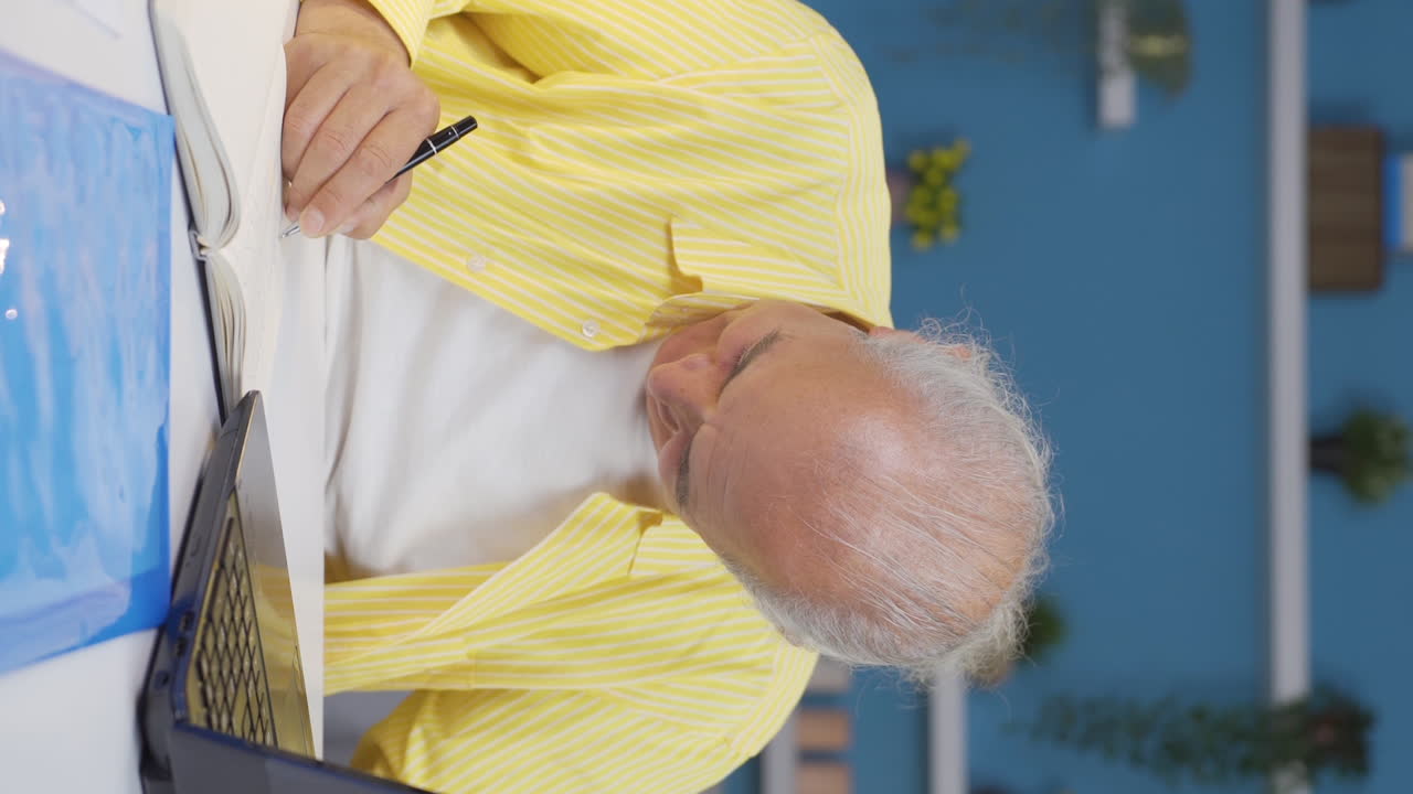 쾌활한 분위기의 홈 오피스 직원의 수직 비디오.