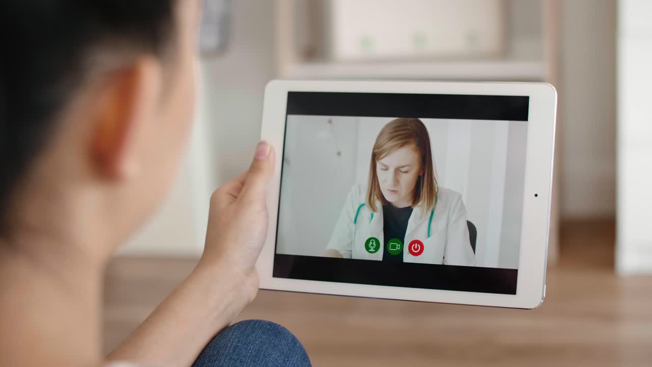 Video di uomo che parla al telefono