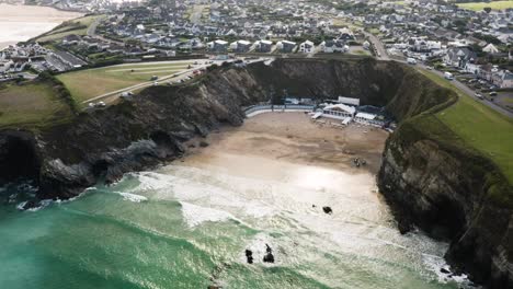 Beach-And-Lodging-On-Secluded-Cove-In-Newquay,-Cornwall